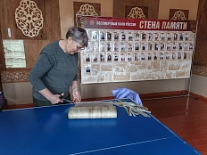 В селе Мыюта Шебалинского района серебряный волонтер организовала изготовление маскировочных халатов и нашлемников